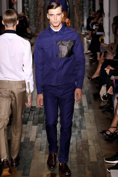 Look 32